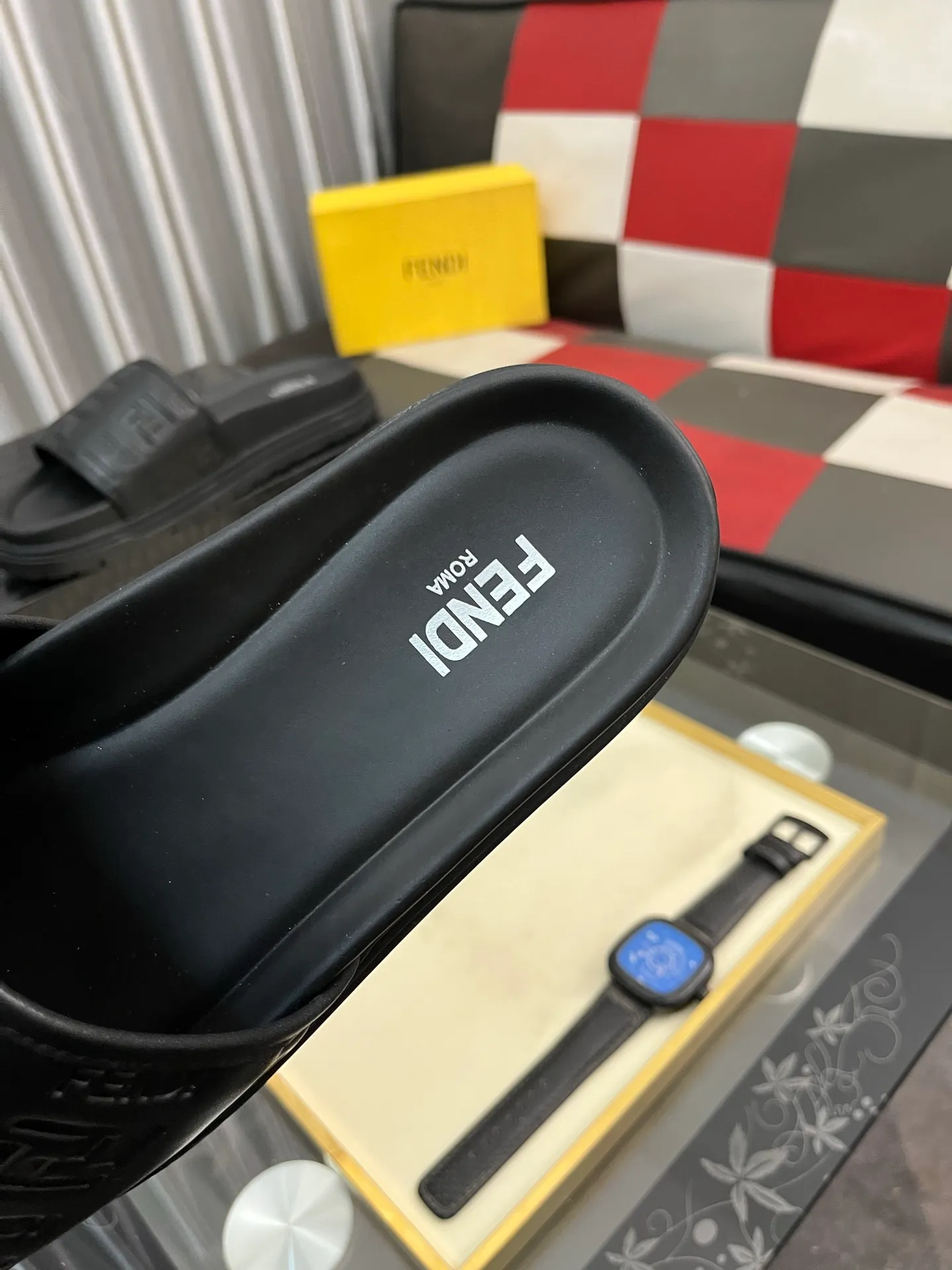 Men's men's shoes💰320⌚️⌚️FENDI Fendi slippers and sandals are shipped💄How can this summer be without the blessing of little monsters💄Original imported special hardware decorative pattern➕Original private model outsole! Details determine success or failure, good quality is not afraid of magnifying details! It feels super comfortable on your feet! This summer you need a pair of trendy, cool and comfortable sandals👣 Standard size: 38-443️⃣Colors available